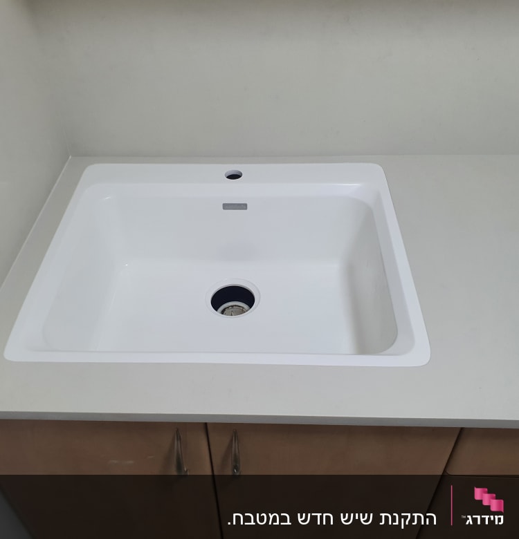 כיור משובץ בשיש בהיר במטבח